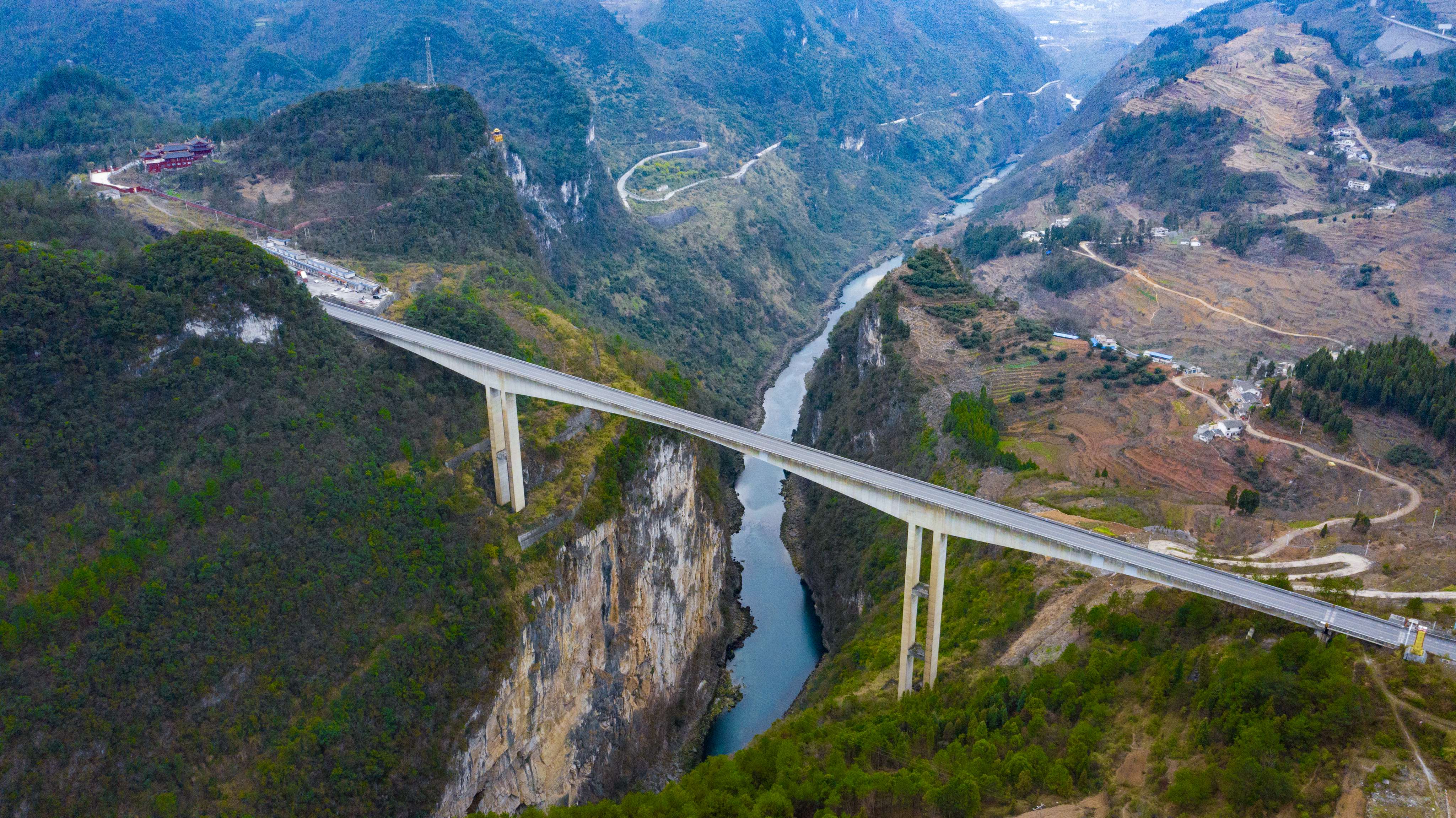 DJI_0818---貴陽(yáng)至畢節(jié)高等級(jí)公路六廣河大橋。貴州日?qǐng)?bào)天眼新聞?dòng)浾? 聞雙攝.JPG