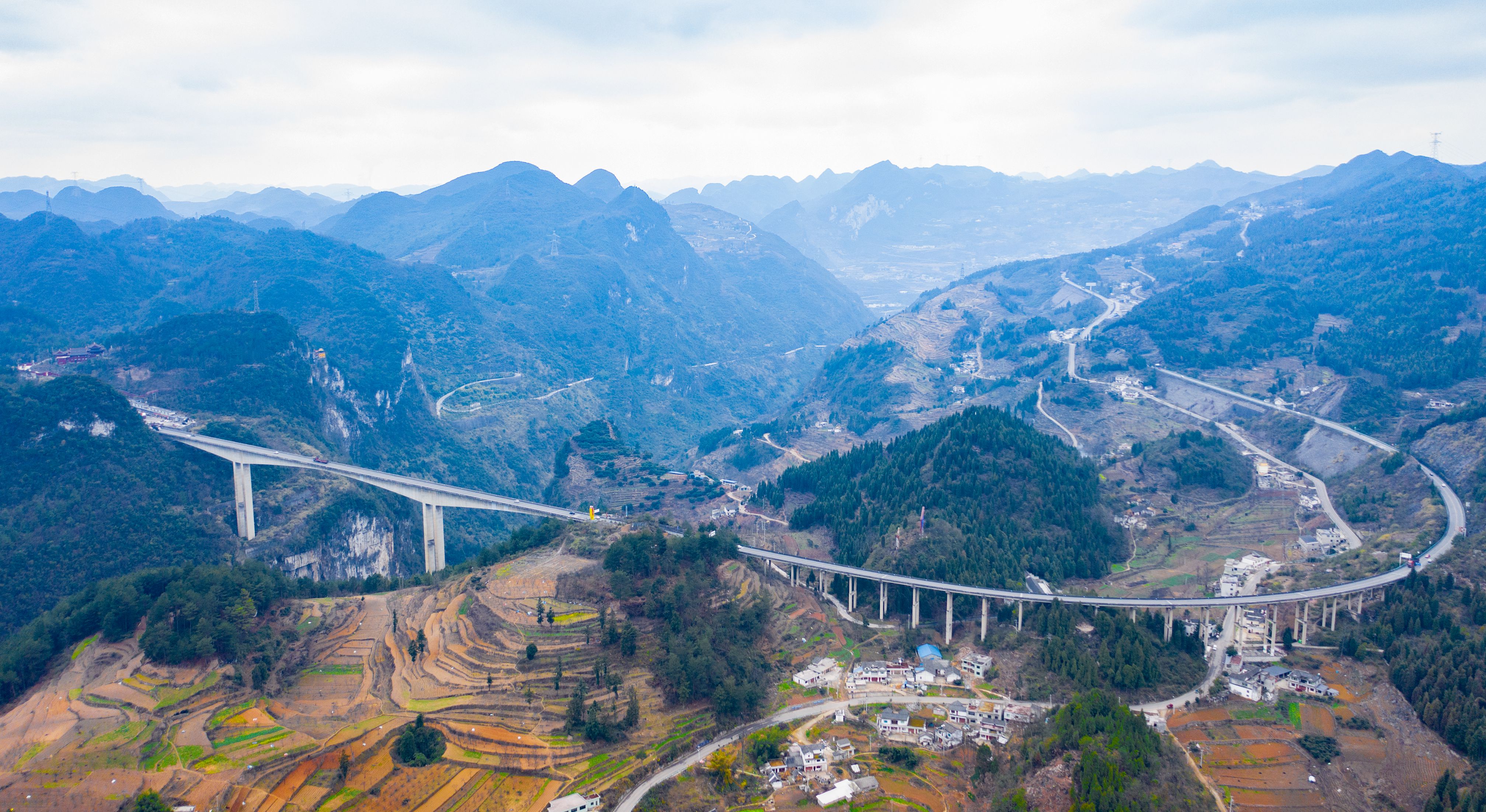 DJI_0813---貴陽(yáng)至畢節(jié)高等級(jí)公路六廣河大橋。貴州日?qǐng)?bào)天眼新聞?dòng)浾? 聞雙攝.JPG