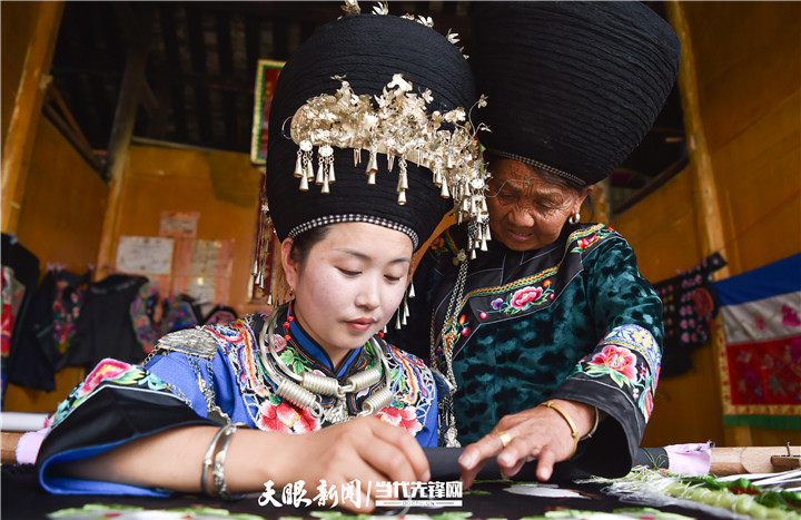 在貴州省銅仁市松桃苗族自治縣太平營街道老寨村，一老人在指導繡娘繡苗繡。.jpg